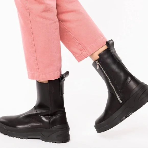 Vagabond Black Winter Boots with Rugged Sole - Picture 2 of 3